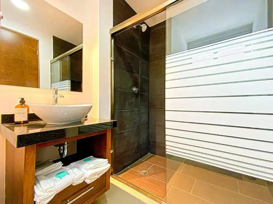 Luxury Condo 10 min walk from the Beach