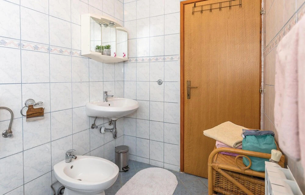 Amazing Home in Makarska With Wifi and 2 Bedrooms