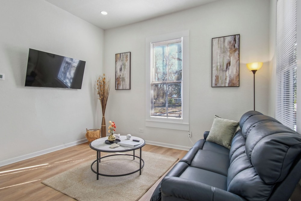 Cozy Historic Gem: 5 Mins to Downtown SA