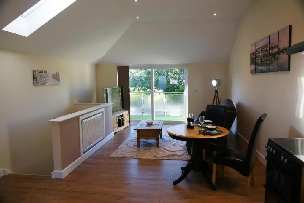 Modern Self-Contained Annex 10 min walk to beach