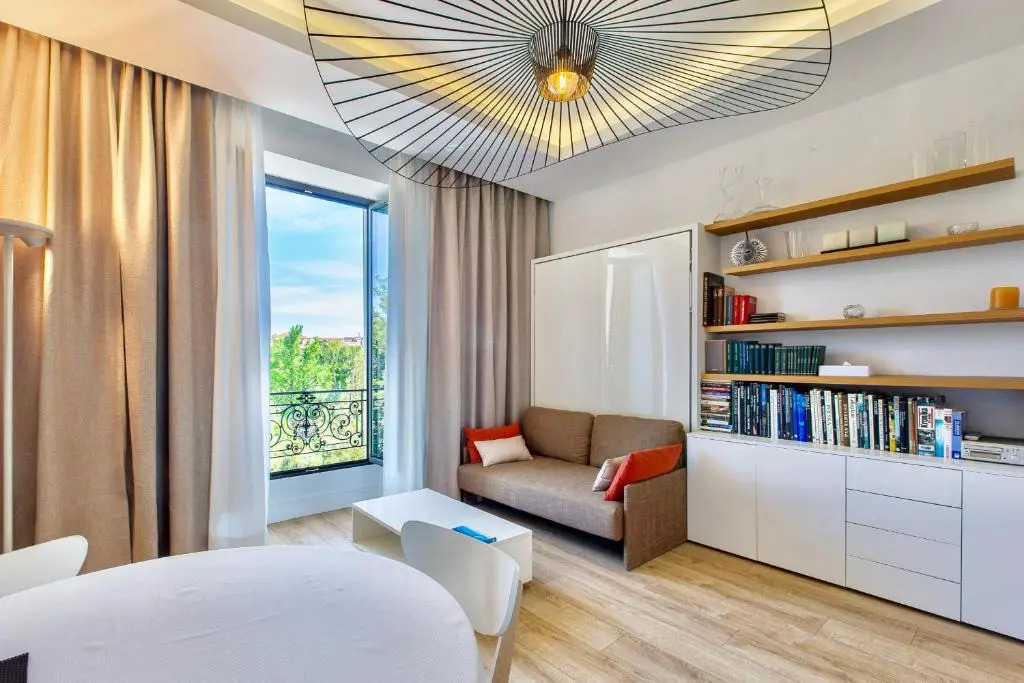 GRAND HÔTEL Golden Square 3 min to Beach Green Corridor View AC
