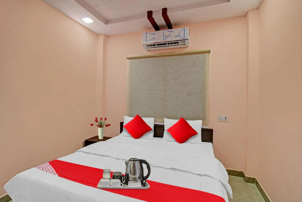 OYO 90872 Raj Hotel