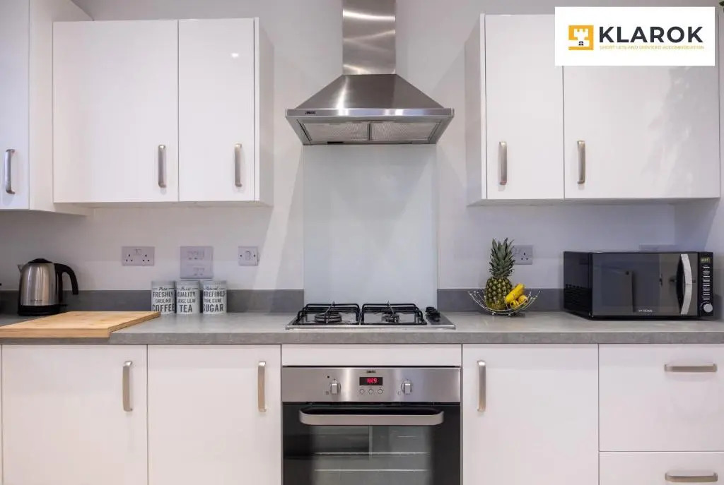 Large 2bed Central Apartment inc Free Parking by Klarok Accommodation Ltd