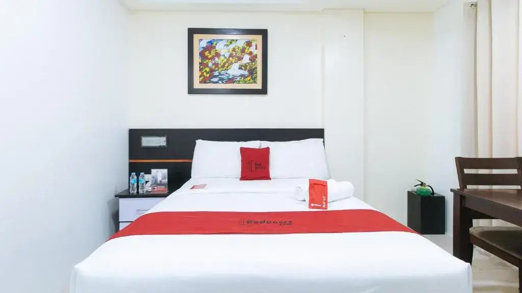 RedDoorz Plus at Evangelista Street Makati