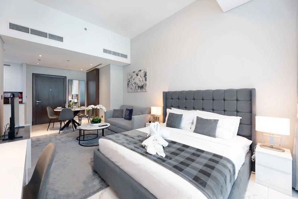 SIMPLY COMFORT Urban Chic Suites in J One Tower City & Canal Views