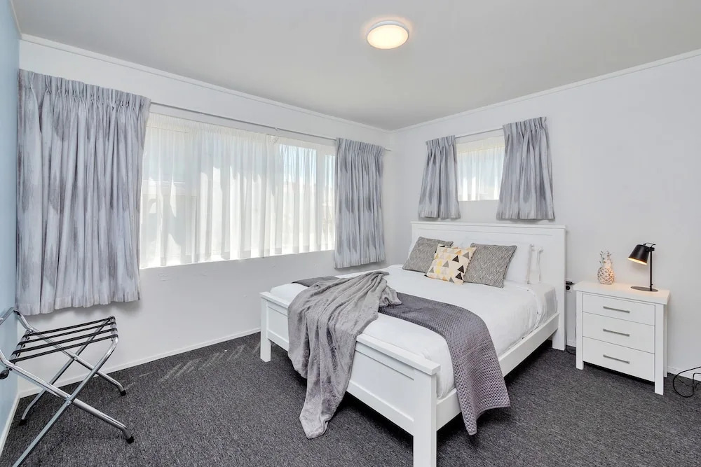 Bright 3 Bedroom near St Lukes Mall 3