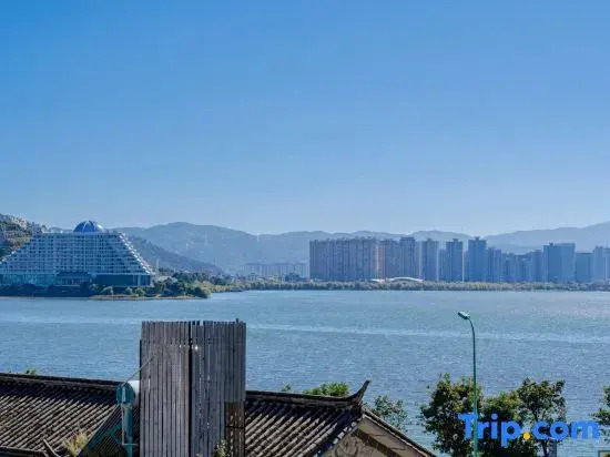 Mountain Riverside Retreat · Dali Erhai Branch - Seaside & Mountain View, Moonlit Huaxi Cottage