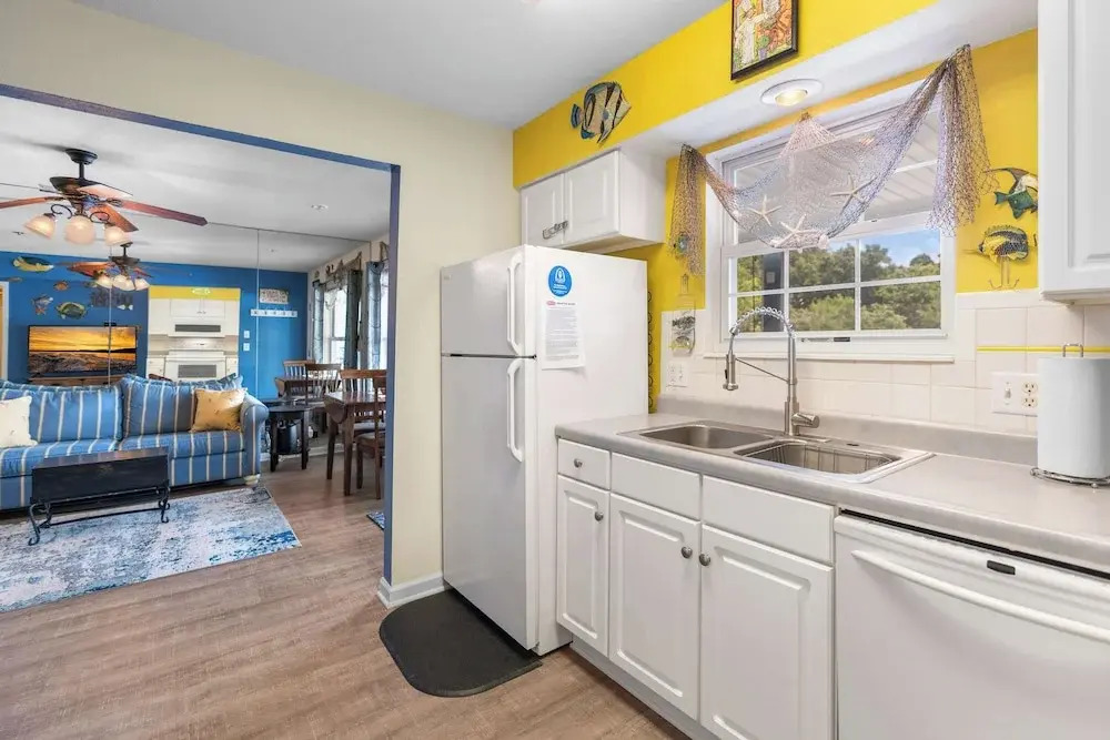 Latibe Retreat Lakefront Condo for 4 w/ Balcony & Pool Access