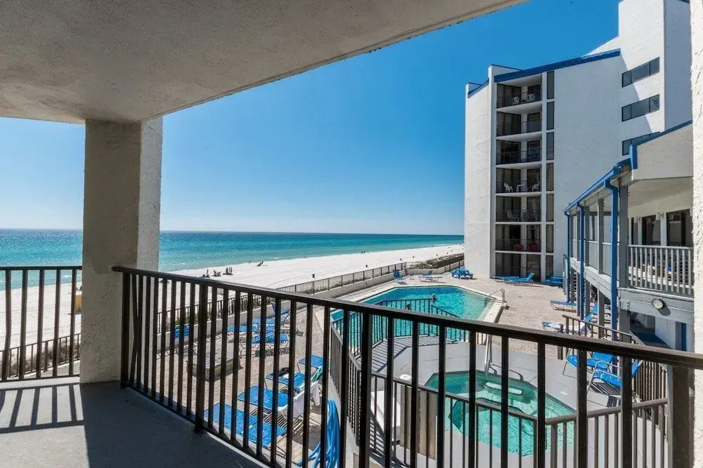 AquaVista East 301 - 3 Br condo by RedAwning