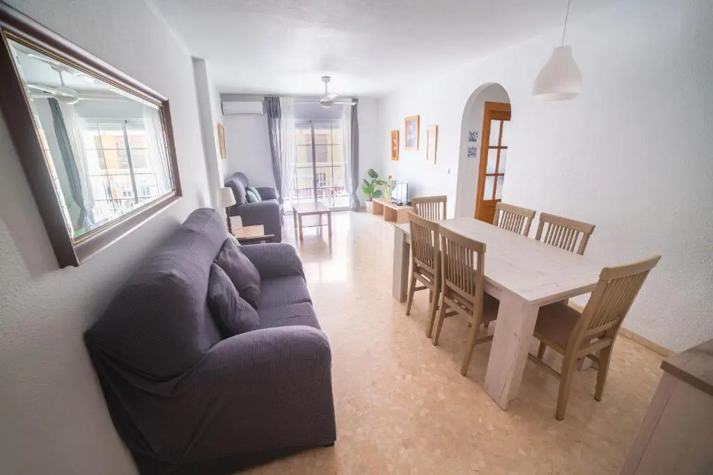 Apartamento con piscina y terraza a 50 metros de la playa