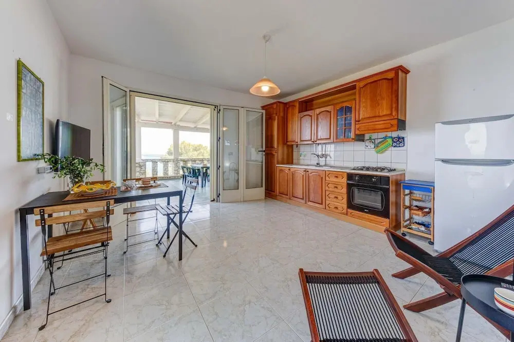 And001 in Andrano With 4 Bedrooms and 2 Bathrooms