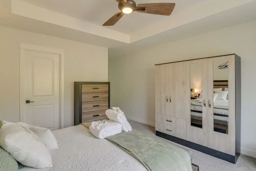 Chic Anchorage Townhome < 1 Mi to Kincaid Park!