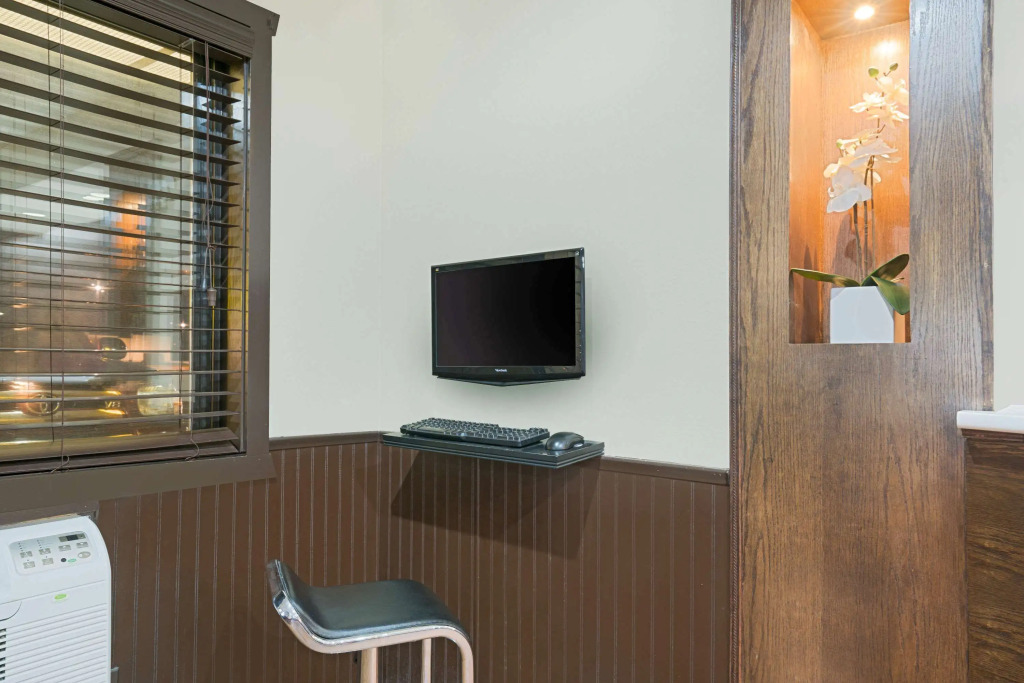 Super 8 by Wyndham Marshall MN