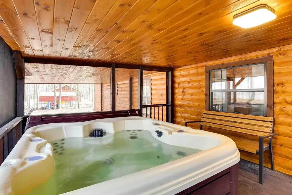 Broken Bow Abode w/ Hot Tub < 7 Mi to Lake!