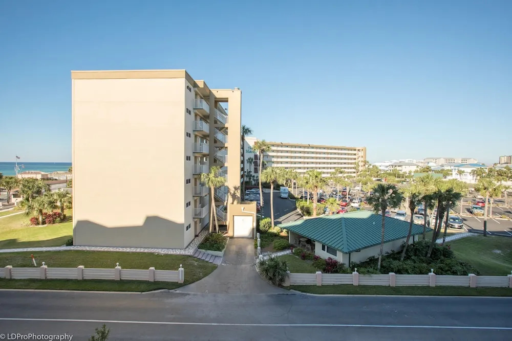 Inlet Reef 316 2 Bedroom Condo by RedAwning