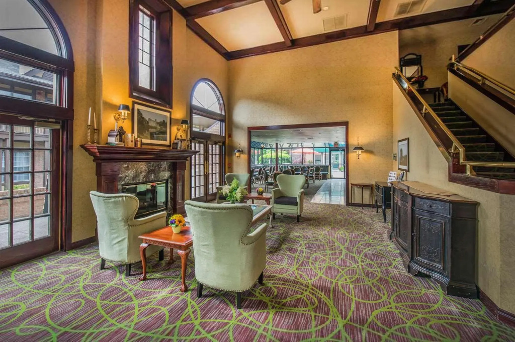 Cloverleaf Suites