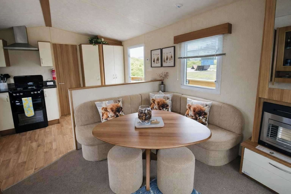 Cabin- Sleeps 8- Hot Tub, Free Parking, Wifi, Pets