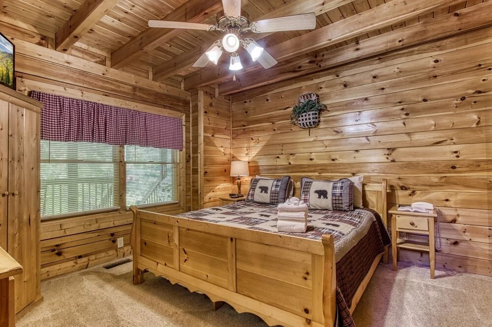ER227 - Bearry Nice Great Location - Close To Town! 1 Bedroom Cabin by RedAwning