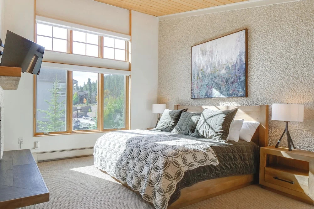 Half-mi to Main Street Breck: All-season Escape