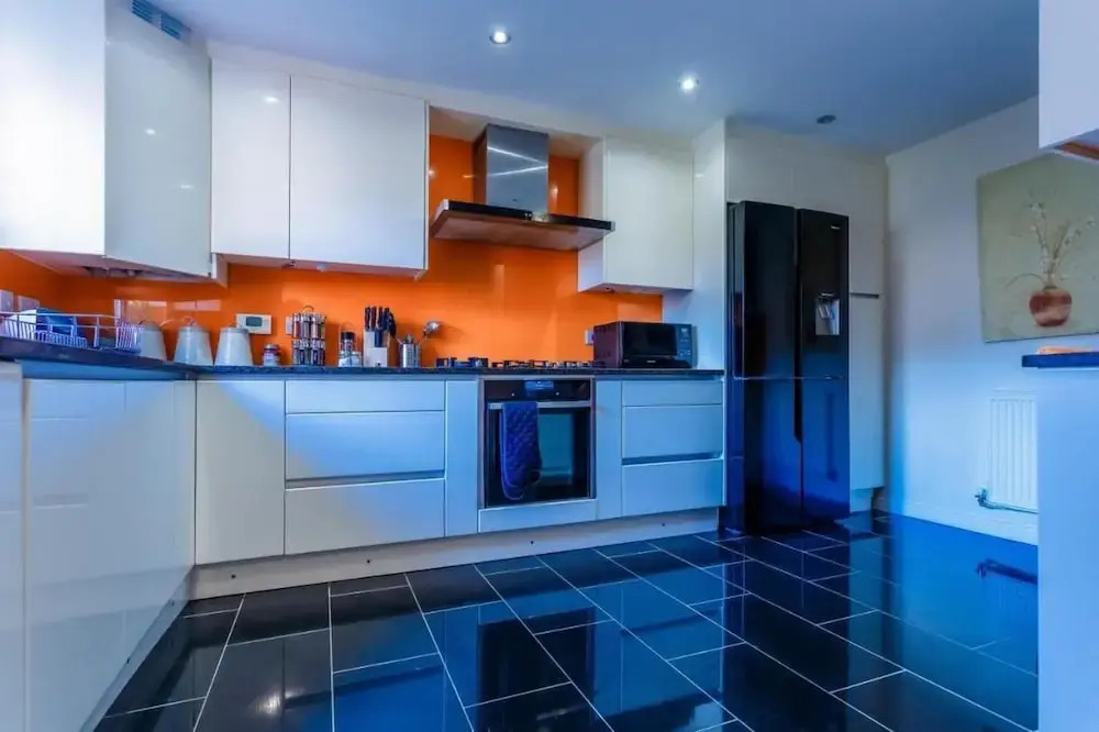 10 Guests - 5 Bedrooms - Free Parking - Lux House