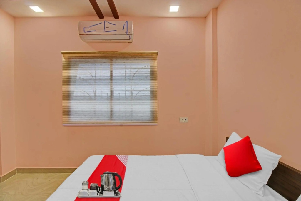 OYO 90872 Raj Hotel