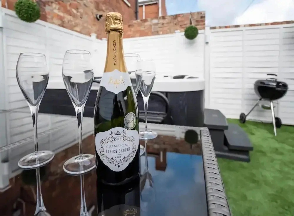 Amberley House with Hot Tub, Free Parking