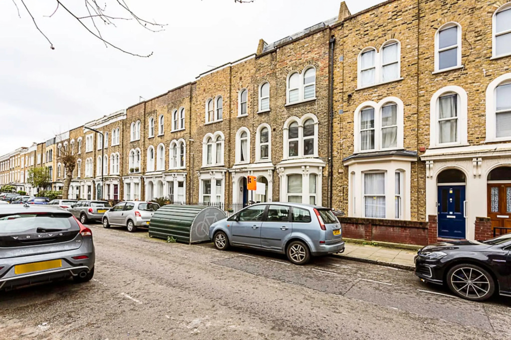 Cosy Garden Flat in Prestigious Residential Area