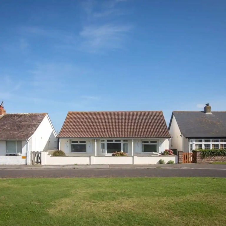 Seaside detached 4bd home nr shops Parking Garden