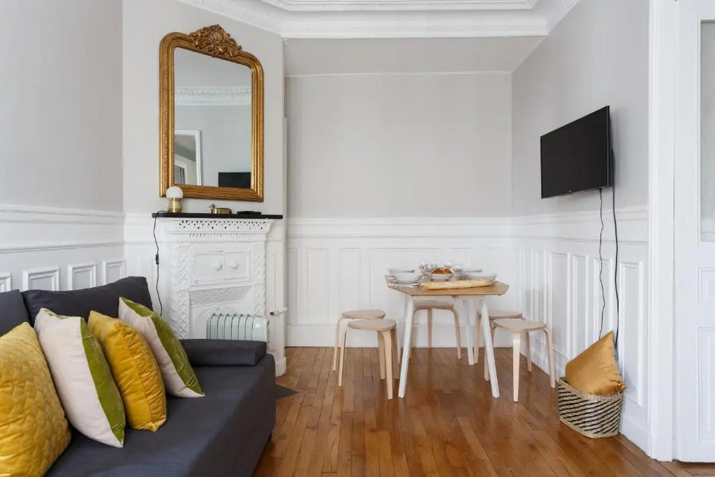 Bright and Newly Renovated 2 Bedroom Apartment, Hip & Central Paris, Montmartre-Opera