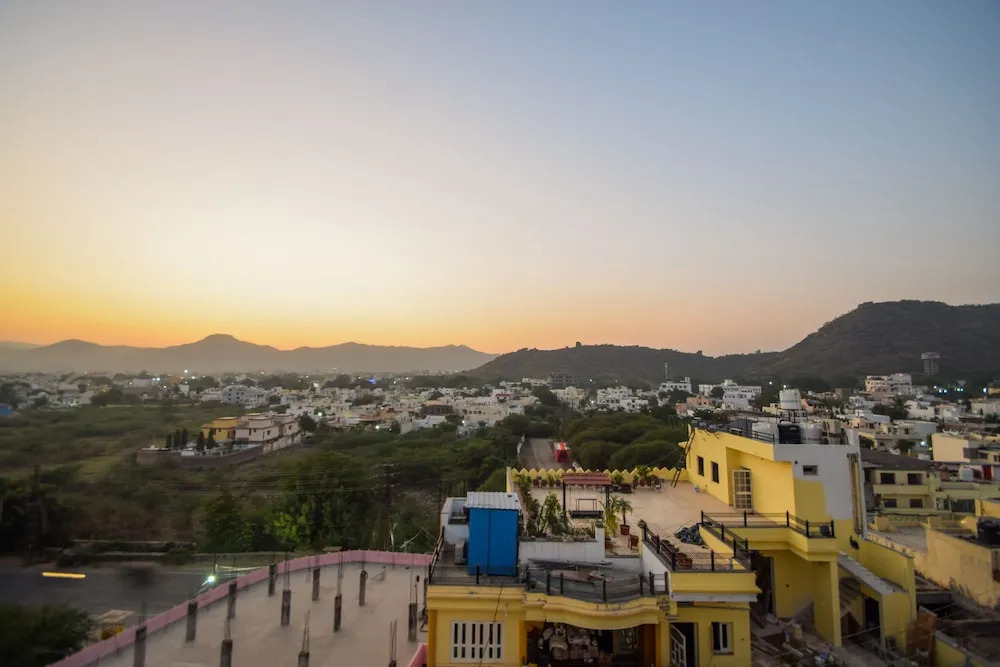 OYO Home 12240 3BHK Mangal Apartment Hiran Magri