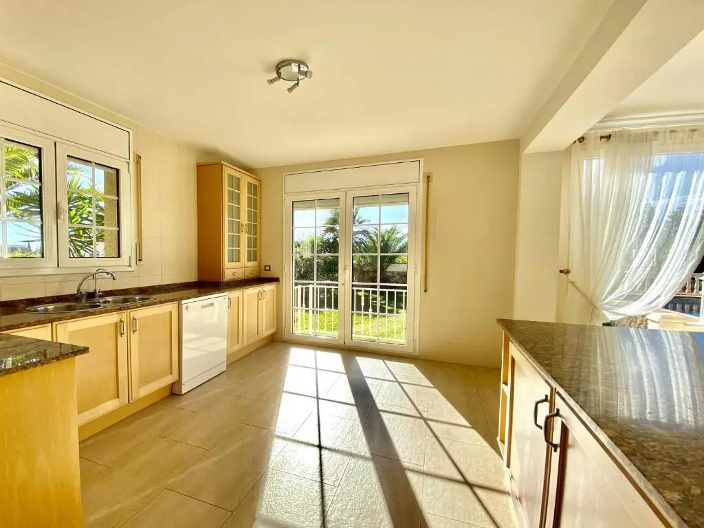 Villa Montserrat 4bedroom with sea and mountain views & air-conditioning & private swimming pool