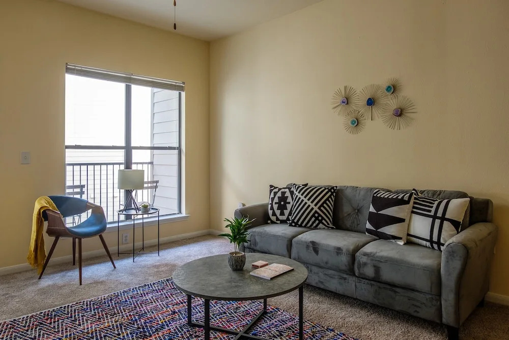 1 and 2 BR Apts in Downtown by Frontdesk