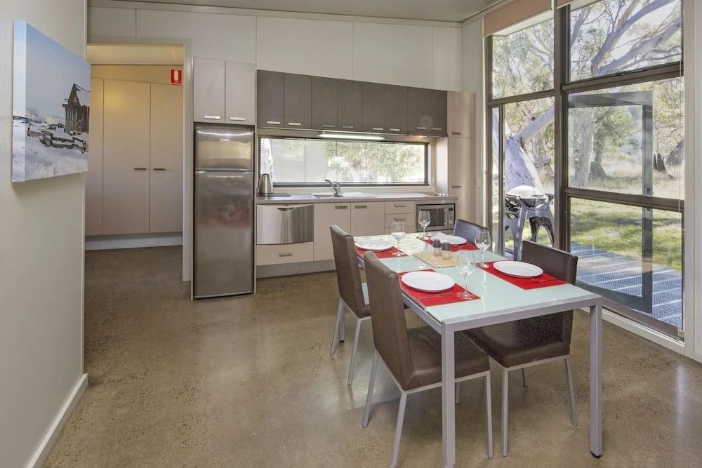 Ecocrackenback 12 'Sustainable, luxurious chalet close to the slopes.'