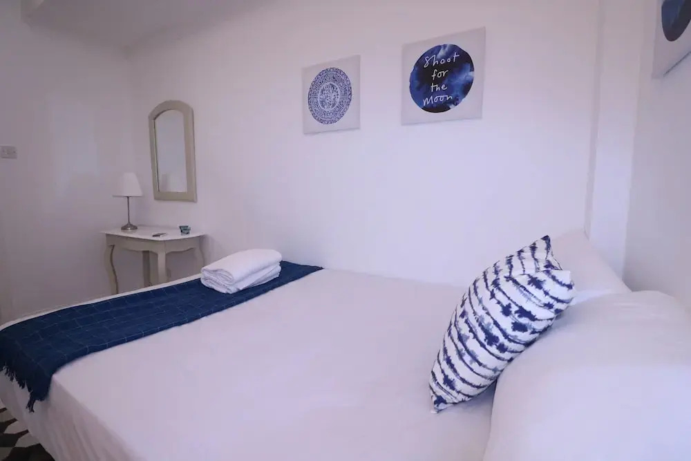 Lovely & Spacious 2 Bedroom APR Queensway