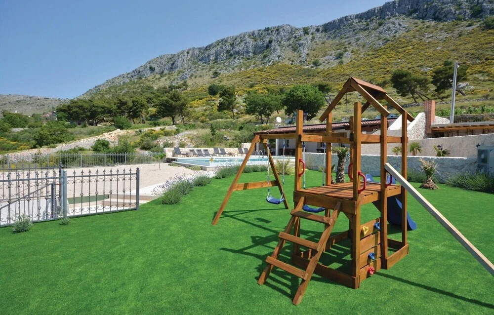 Awesome Home in Podstrana With Wifi and 8 Bedrooms