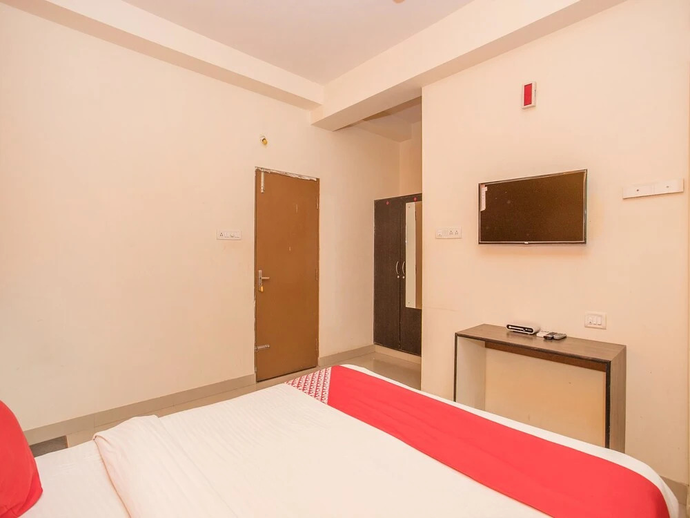 OYO 15711 Athiti Residency
