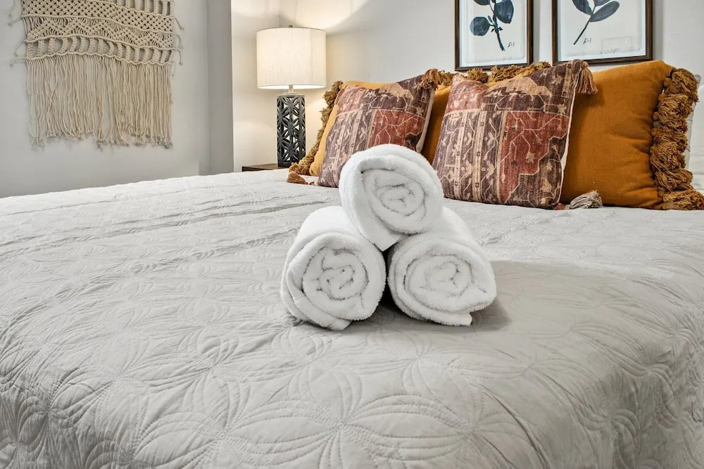 Spacious Downtown Apartment – Walk to Old Town Fc!