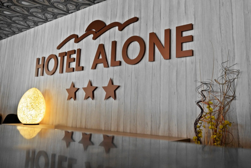 Hotel Alone