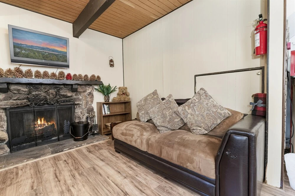 Pinecone Cabin - Cozy And Charming Cabin In A Prime Location! Beautiful Wood Burning Fireplace! 2 Bedroom Home