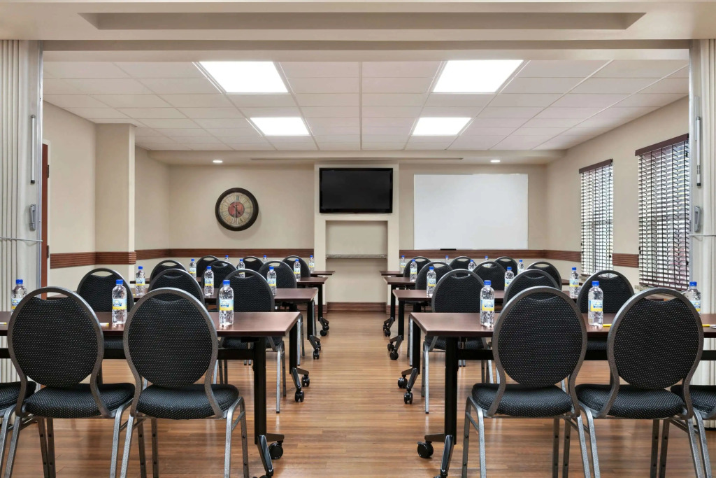 Days Inn & Suites by Wyndham Sherwood Park Edmonton