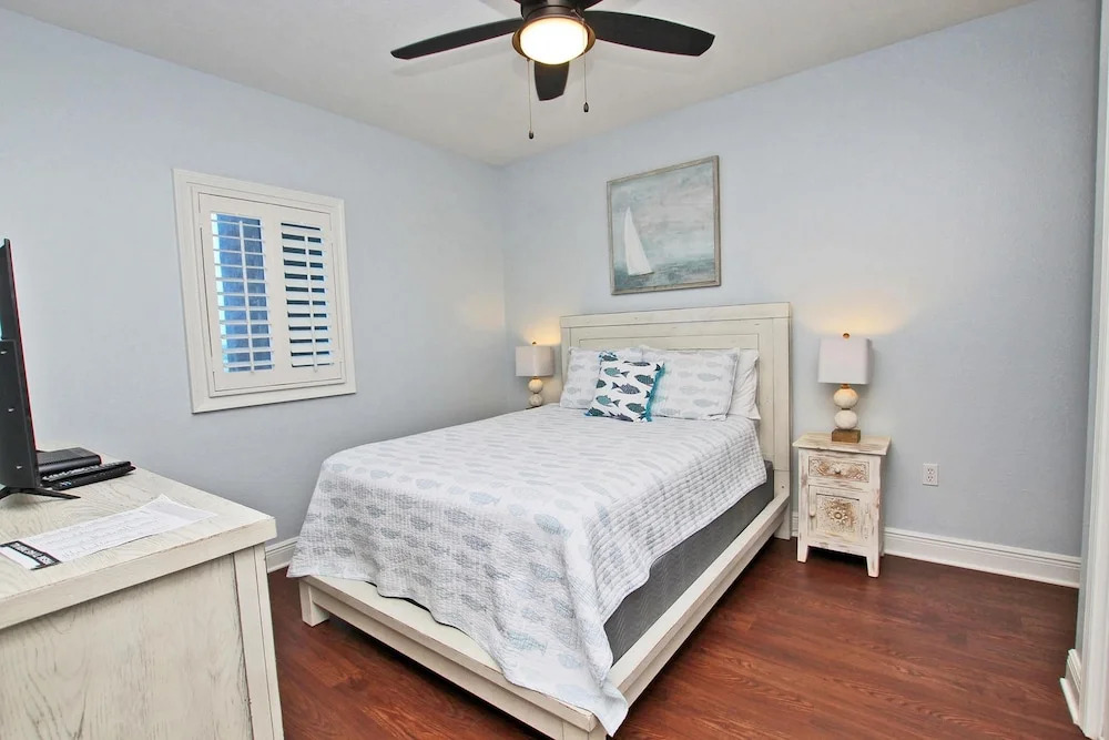 San Carlos 409 by Youngs Suncoast