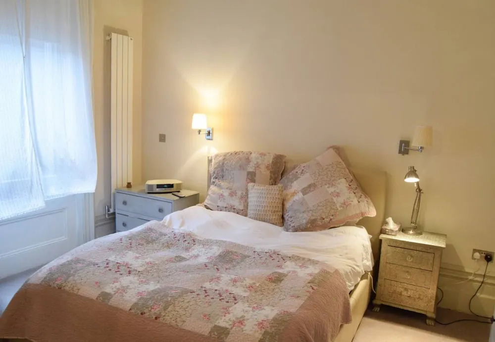 Elegant 1 Bedroom Mezzanine Overlooking Square