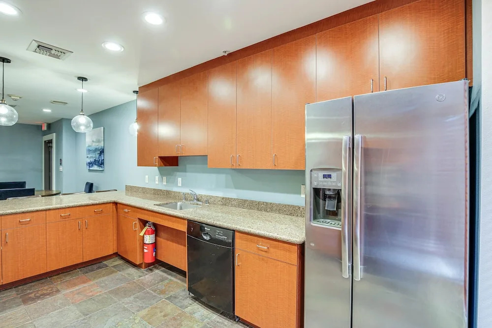 Luxe Long Beach Condo w/ Pool: 1 Mi to Shoreline!