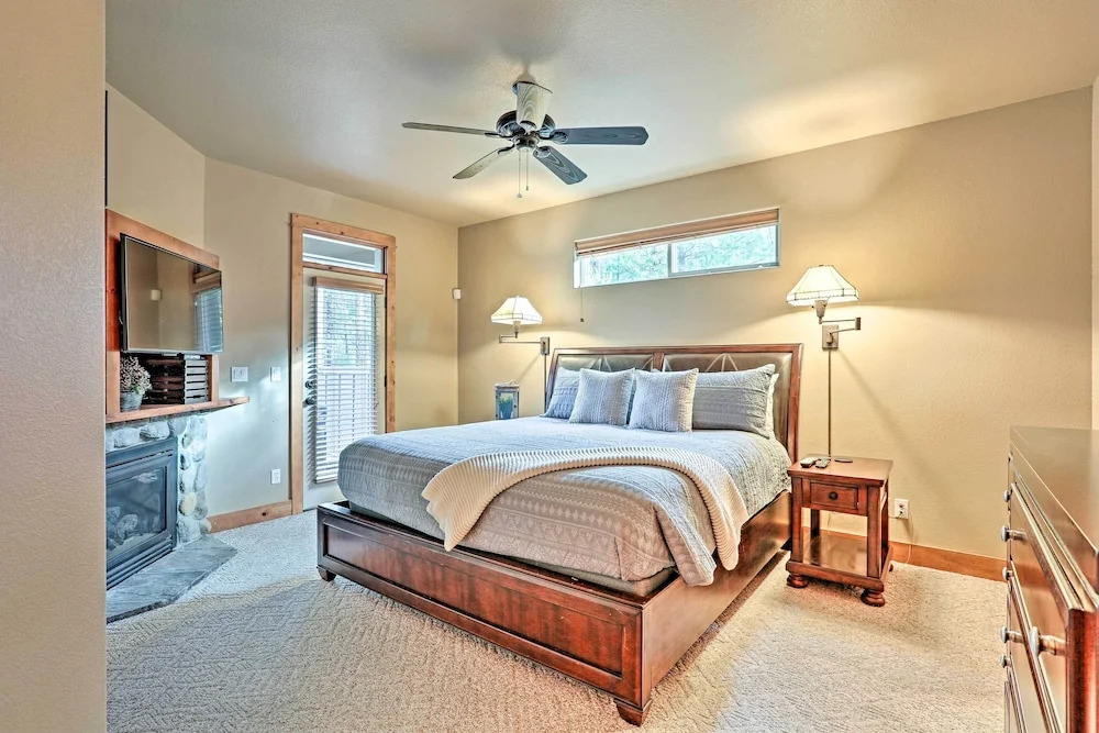 Spacious Sunriver Home w/ Hot Tub & Gas Grill