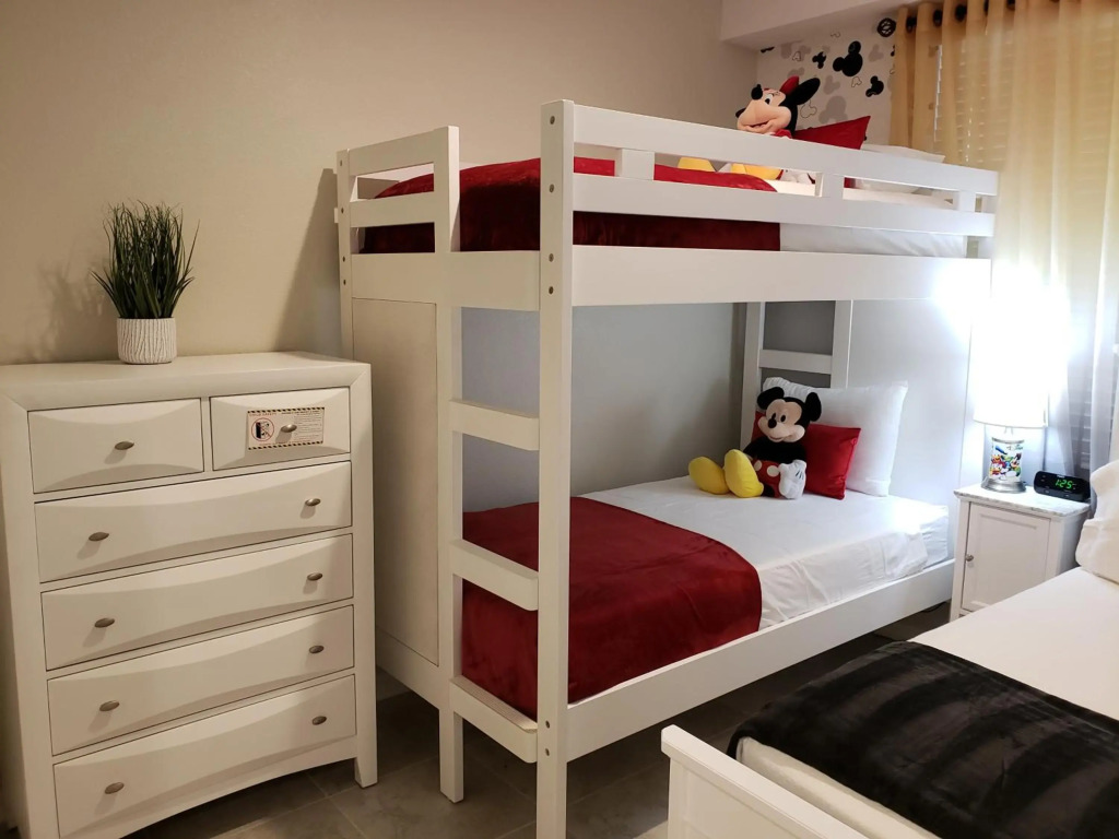 Only 5 Miles from Disney! Free Water Park! 2 Bed, 2 Bath Condo, Sleeps 8