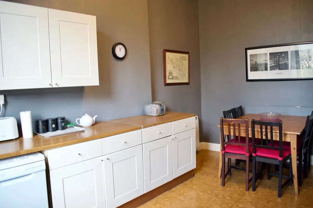 Traditional 3 Bedroom Apartment in Bruntsfield