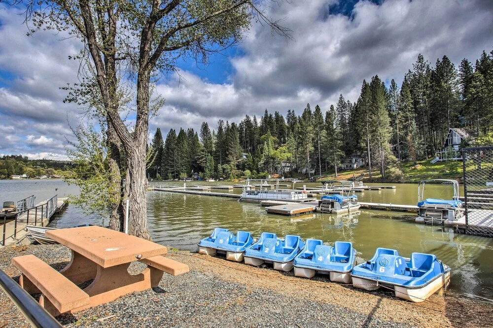 Hot Tub + Game Room: Family Retreat in Groveland!