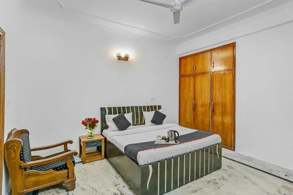 OYO Townhouse 1071 Hotel Metro Inn Residency Near ISKCON Temple Noida
