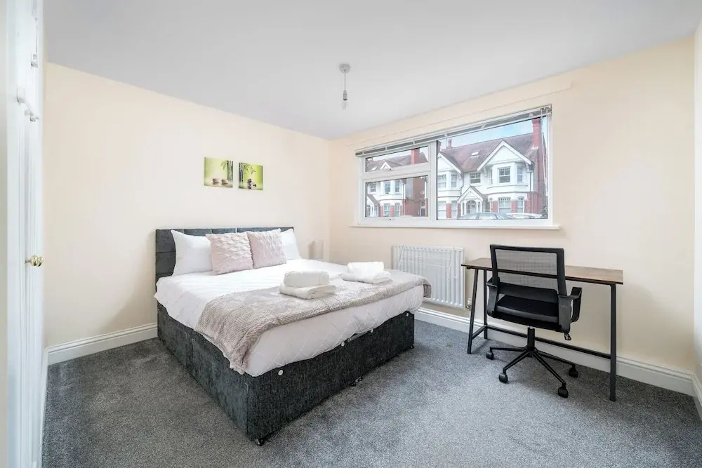 Redhill Holiday Home Sleeps 4 - Parking