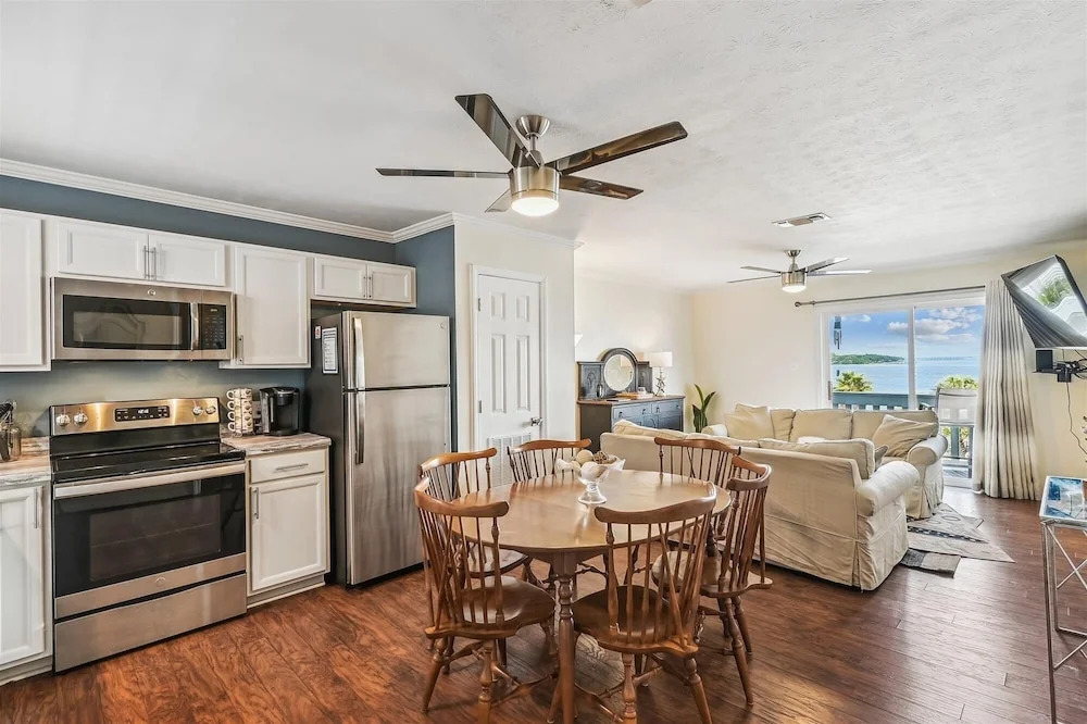 Hermitage 309 2 Bedroom Condo by RedAwning